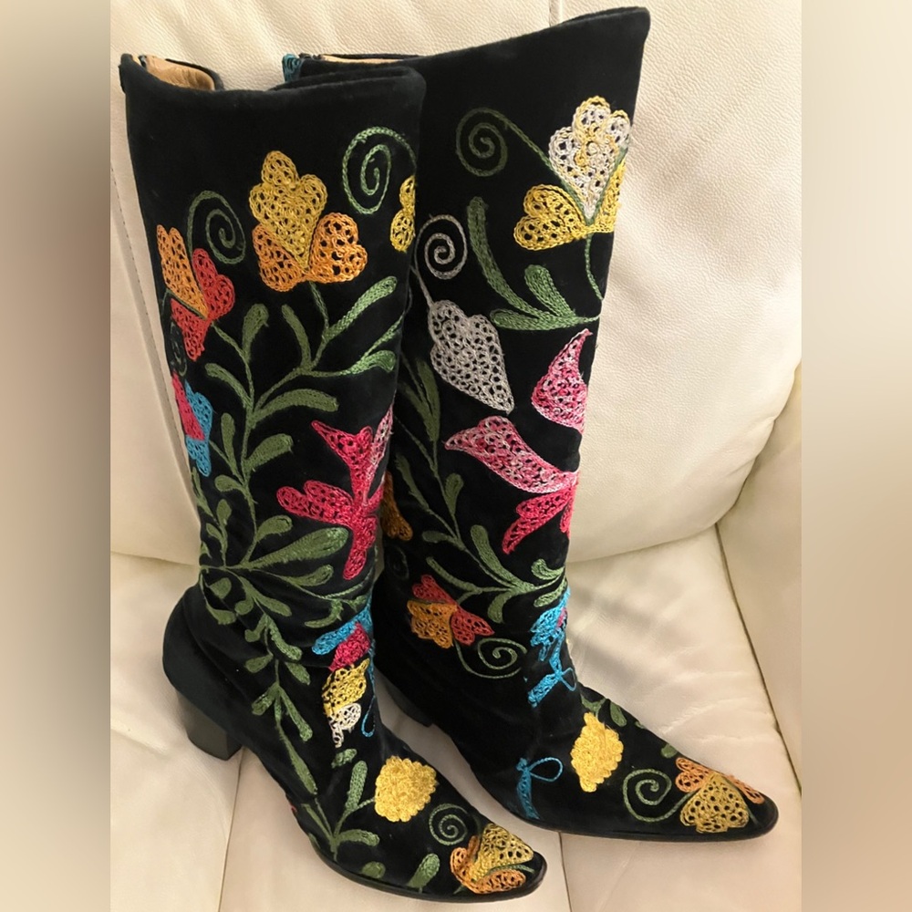 ☮️ 🌼 Embroidered Floral Black Velvet Boots 🌼 ✌️